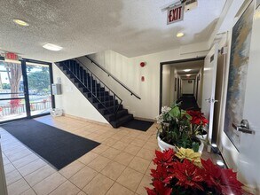 Western Serrano Ave Apartments in Los Angeles, CA - Foto de edificio - Building Photo