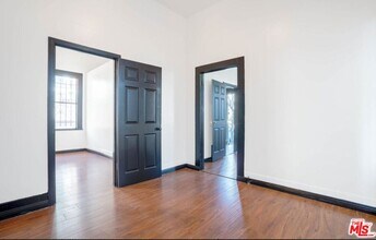 955 S Ardmore Ave in Los Angeles, CA - Foto de edificio - Building Photo