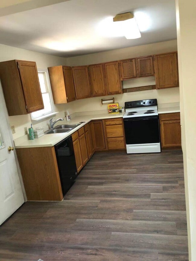 86 Kriskarli Dr in Hartford, VT - Foto de edificio - Building Photo