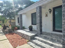 14900 NW 9th Ct in Miami, FL - Building Photo