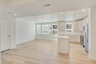 8355 S Sky Mirror Ln, Unit 304 in Sandy, UT - Building Photo - Building Photo