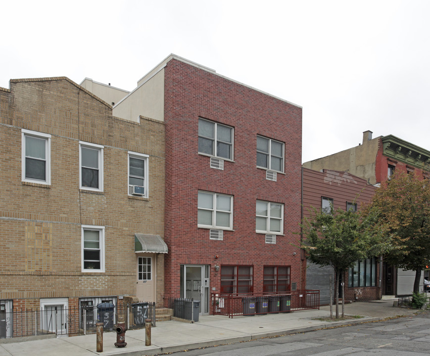 59 Withers St in Brooklyn, NY - Foto de edificio