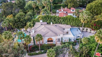 4440 Hayvenhurst Ave in Los Angeles, CA - Building Photo