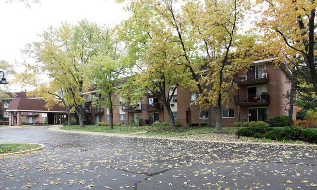 Royal Glen Condominiums in Lombard, IL - Foto de edificio - Building Photo