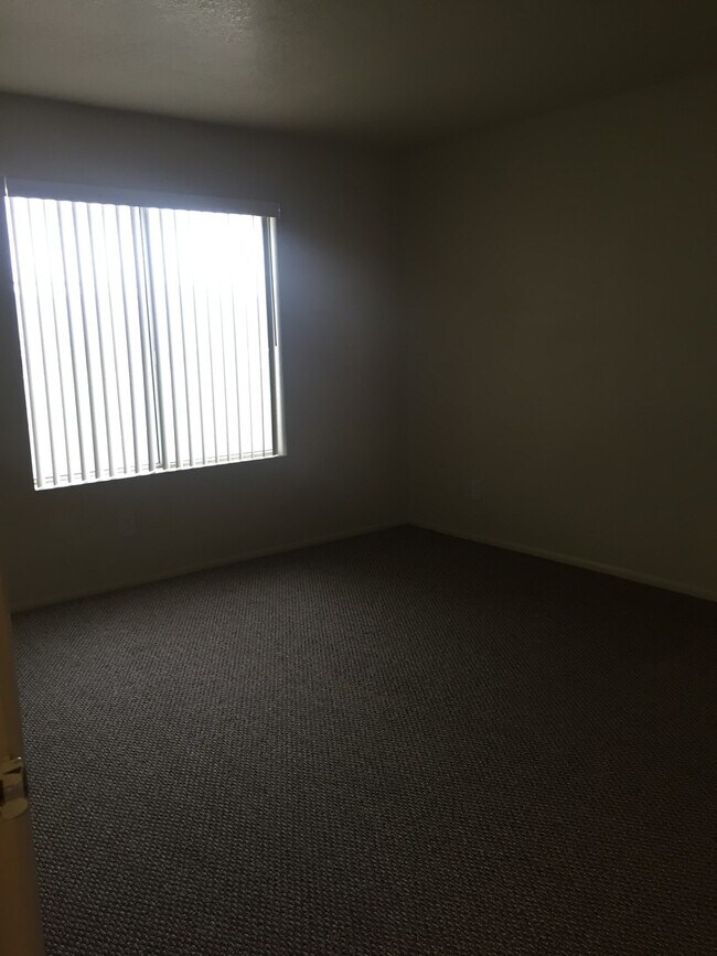 2028 Mesquite Ln in Laughlin, NV - Foto de edificio - Building Photo