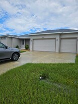 8343 Olsen St in Port Charlotte, FL - Building Photo
