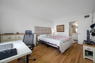 1100 E Bay Dr, Unit 60 in Largo, FL - Building Photo - Building Photo