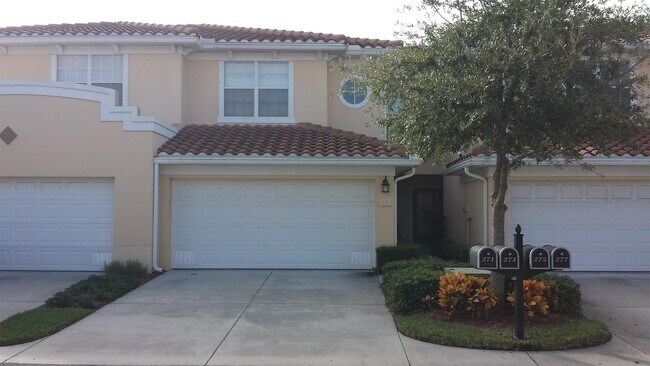 273 Valencia Cir in St. Petersburg, FL - Building Photo - Building Photo