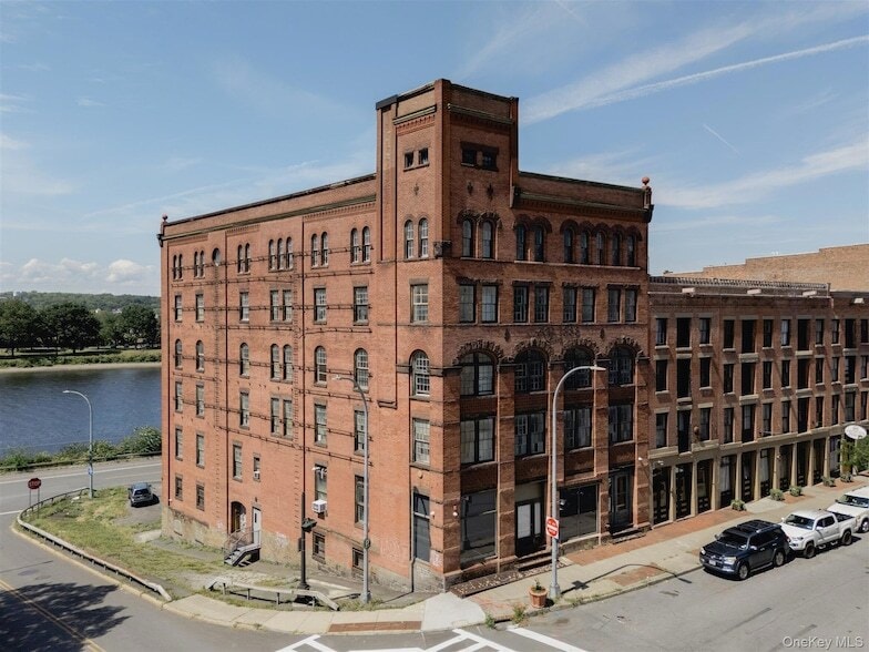 155 S River St in Troy, NY - Foto de edificio