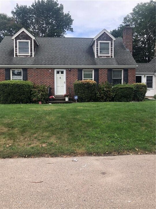 10 Isabelle Dr in Narragansett, RI - Building Photo