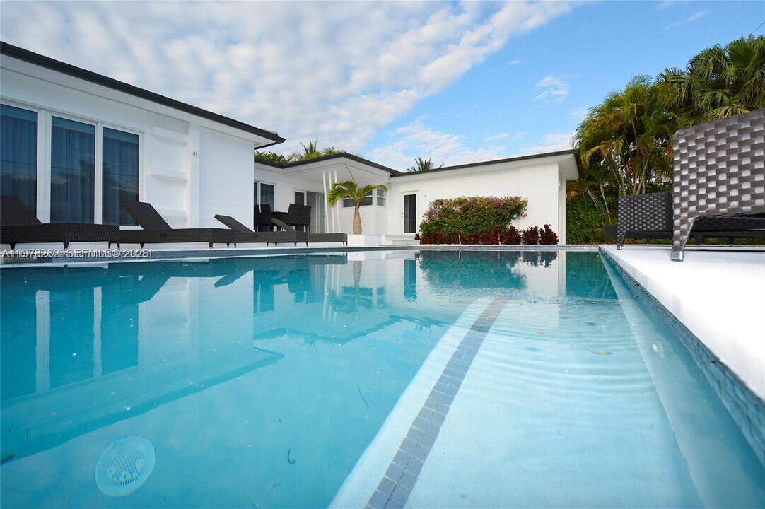 880 N Venetian Dr in Miami Beach, FL - Building Photo