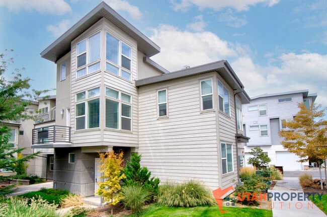 1026 W Rooftop Dr