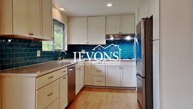 16610 SE 24th St in Bellevue, WA - Building Photo - Building Photo