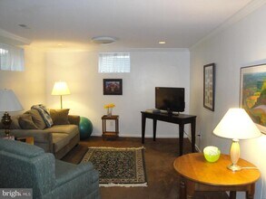 1034 17th St S in Arlington, VA - Foto de edificio - Building Photo