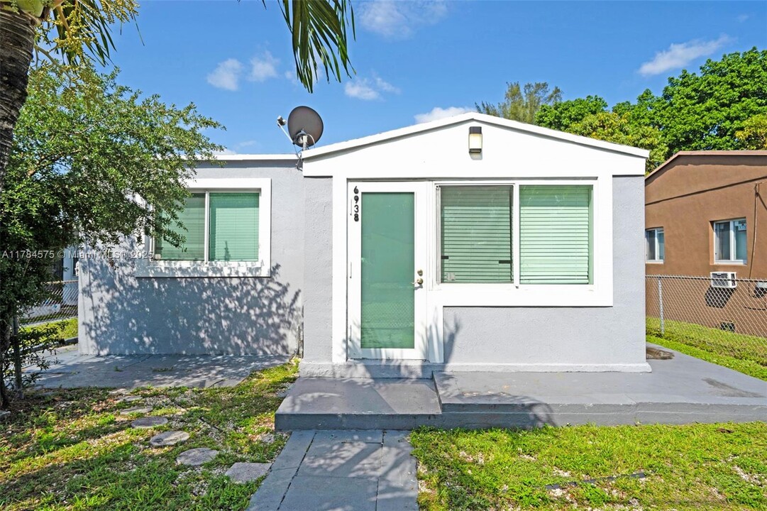 6938 NW 6th Ave in Miami, FL - Foto de edificio