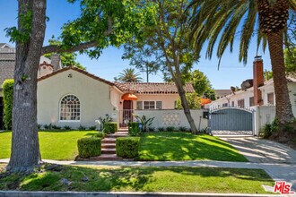 1152 S Point View St in Los Angeles, CA - Foto de edificio - Building Photo