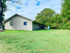 Pine Oaks in Bonham, TX - Foto de edificio - Building Photo