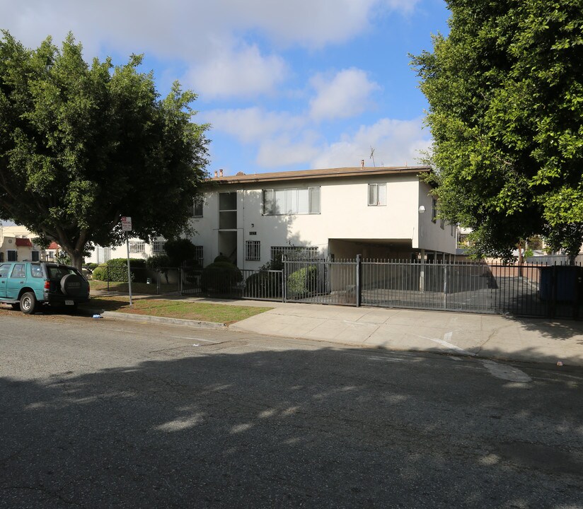 2985 San Marino St in Los Angeles, CA - Building Photo