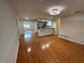 7707 Watson St in Austin, TX - Foto de edificio - Building Photo
