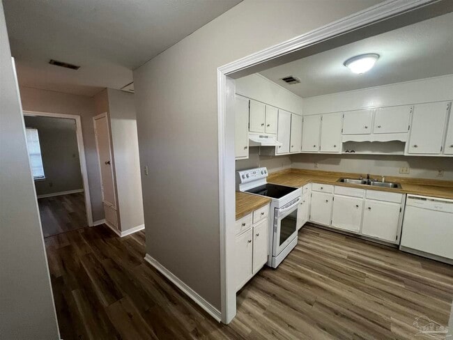 1350 Fairchild St in Pensacola, FL - Building Photo - Building Photo