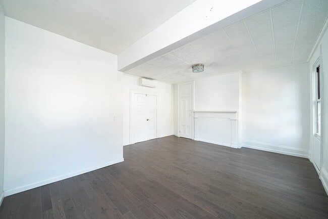 366 Metropolitan Ave, Unit 366 Metropolitan Ave in Brooklyn, NY - Building Photo - Building Photo