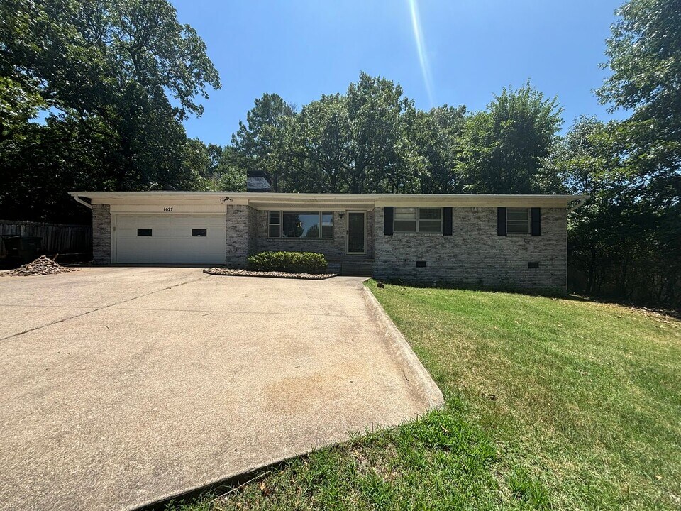 1627 W Wedington Dr in Fayetteville, AR - Building Photo