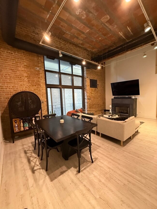 222 S Racine Ave, Unit 207 in Chicago, IL - Building Photo - Building Photo
