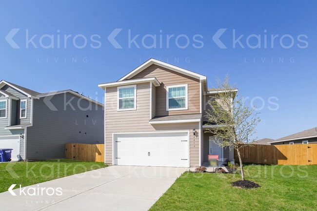 8415 Hannah Rd in Mont Belvieu, TX - Foto de edificio - Building Photo