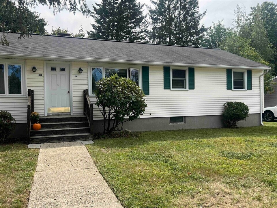 12 Saran Ave in Bedford, MA - Building Photo