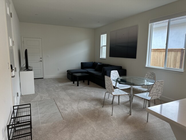 5683 Drifton Way in Sacramento, CA - Foto de edificio - Building Photo