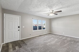 7013 La Vista Dr in La Vista, NE - Building Photo - Building Photo