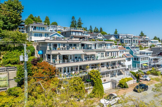 15415 Marine Dr in White Rock, BC - Building Photo - Building Photo