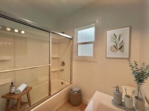 1321 1/2 Normandie Avenue in Los Angeles, CA - Foto de edificio - Building Photo