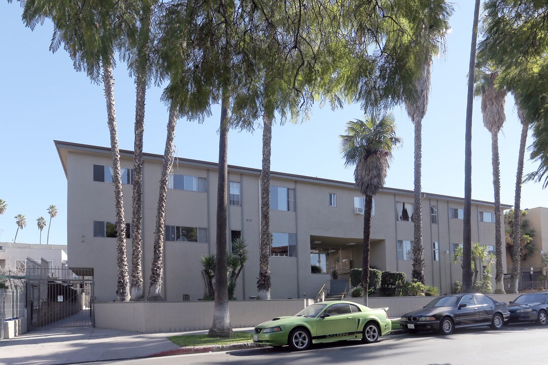 978 S Westmoreland Ave in Los Angeles, CA - Building Photo
