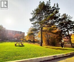 5 Frith Rd in Toronto, ON - Building Photo - Building Photo