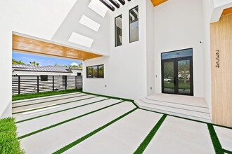 2324 SW 26th St in Miami, FL - Building Photo - Building Photo