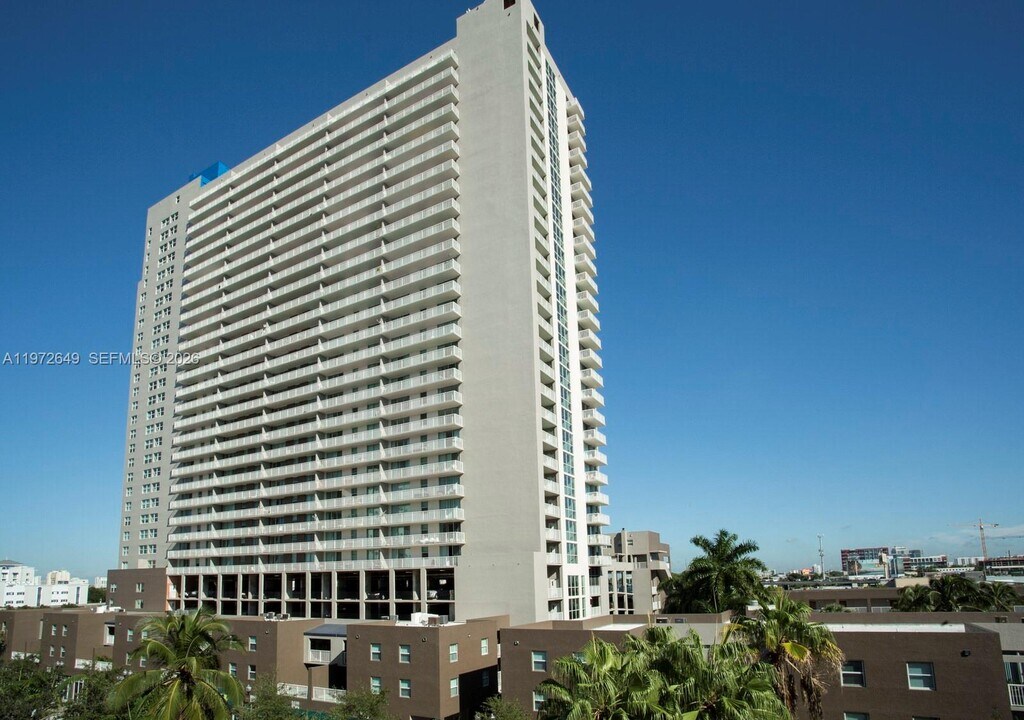 915 NW 1st Ave in Miami, FL - Building Photo