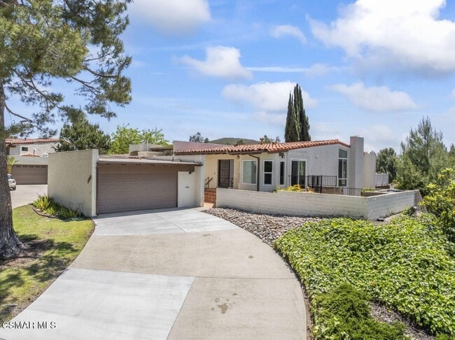 720 Woodlawn Dr in Thousand Oaks, CA - Foto de edificio - Building Photo
