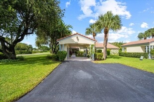 2216 Las Casitas Dr in Wellington, FL - Building Photo