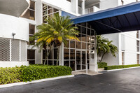 The Harbor Towers & Marina in West Palm Beach, FL - Building Photo - Building Photo