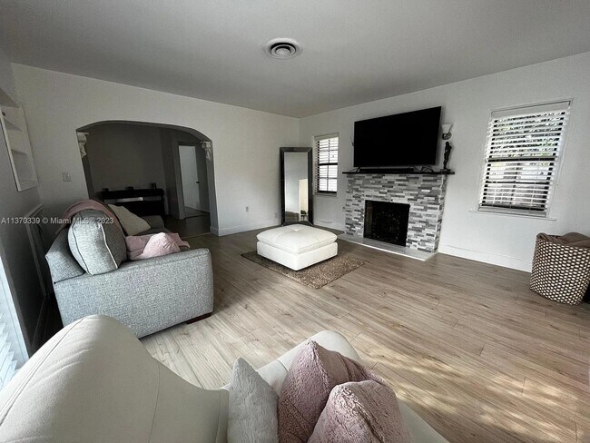 2049 SW 60th Ct-Unit -1 in Miami, FL - Building Photo - Building Photo