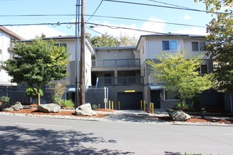 Mountlake Apartments in Seattle, WA - Building Photo - Building Photo