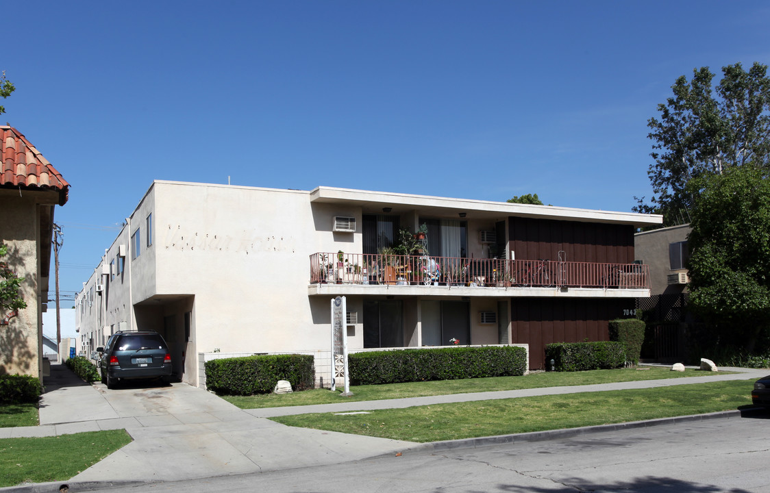 Vassar House in Canoga Park, CA - Building Photo