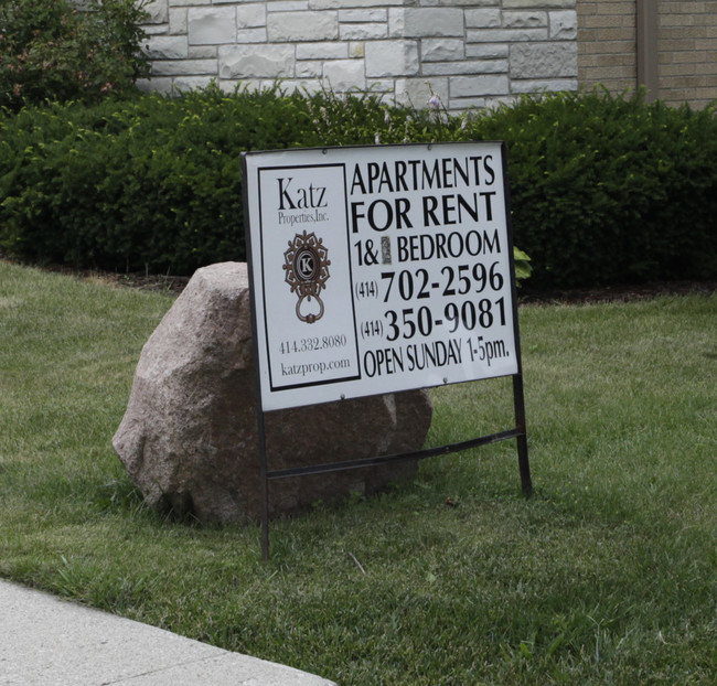 5009 S Lake Dr in Cudahy, WI - Foto de edificio - Building Photo