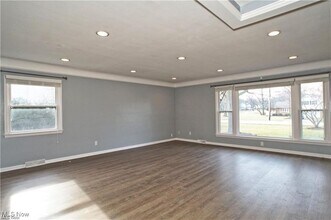 1071 Cranbrook Dr in Highland Heights, OH - Foto de edificio - Building Photo