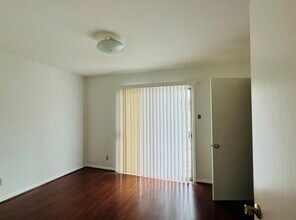 7841 Rue St Cyr St in Houston, TX - Foto de edificio - Building Photo