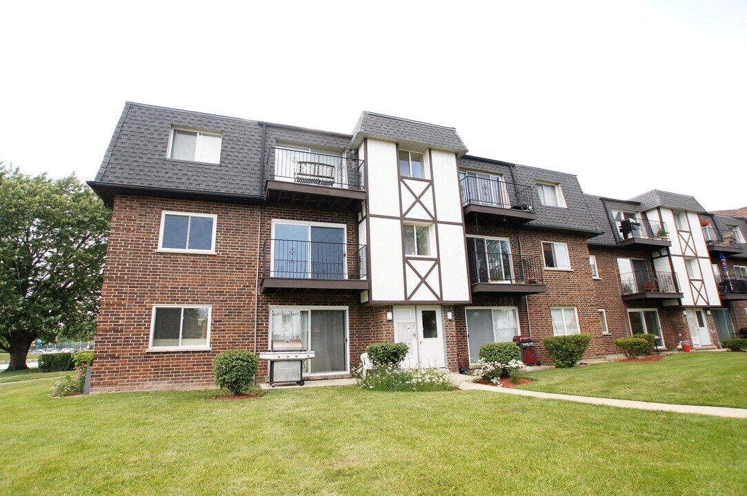 9461 Bay Colony Dr in Des Plaines, IL - Building Photo