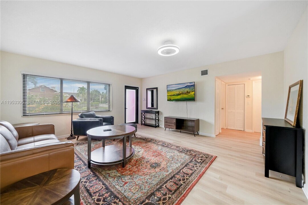 2 NW 47th St in Miami, FL - Building Photo