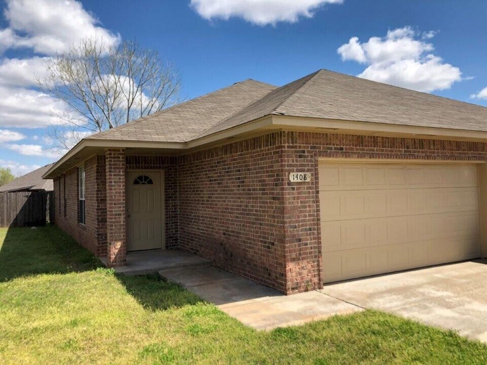 1408 Forrest Ridge Way in Yukon, OK - Building Photo