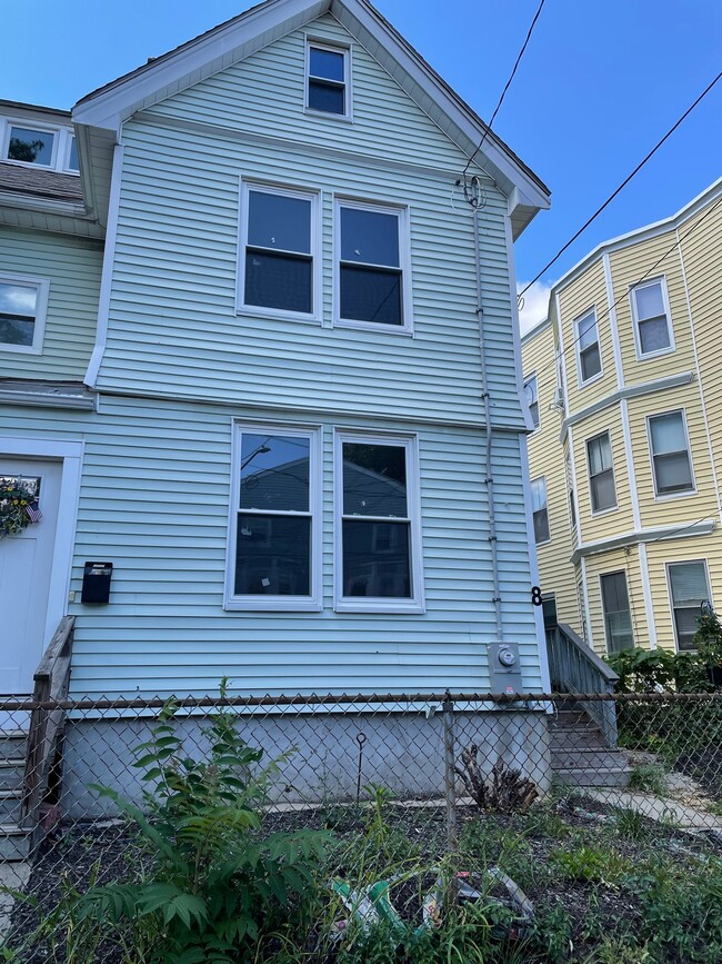 18 Bradbury St in Boston, MA - Foto de edificio - Building Photo